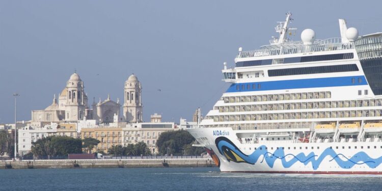 Endesa será la primera empresa que ofrecerá servicios de suministro eléctrico a cruceros en el Puerto de Cádiz