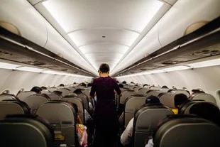 Un azafato compartió que la clave para no sufrir deshidratación durante un vuelo en avión está en beber 8 onzas cada hora, pero también en un desayuno que incluya antioxidantes