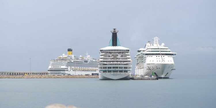 Escalan tres cruceros simultáneamente por primera vez en el Port de Tarragona