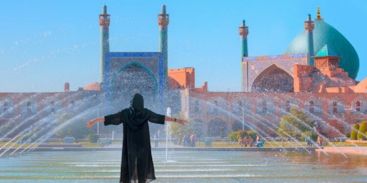 España pide a turistas no viajar a Irán por ola de protestas