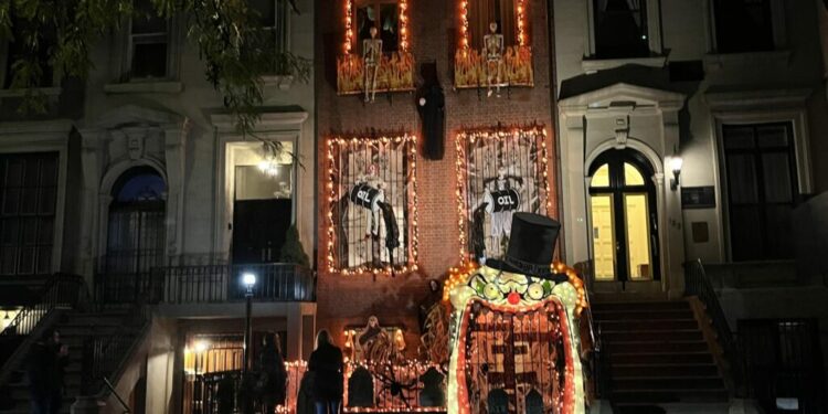 Estadounidenses celebran Halloween con derroche