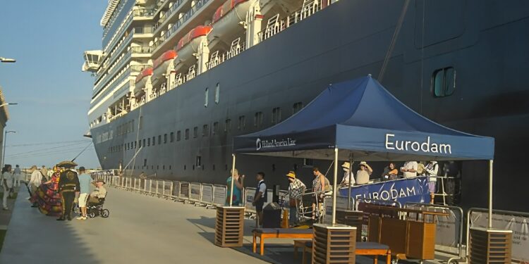 Este domingo Puerto Vallarta recibió al crucero “Eurodam”; deja cuantiosa derrama económica