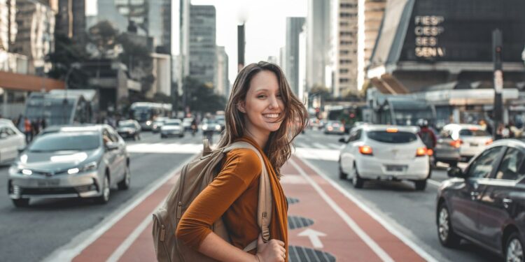 Mujer en la calle con mochila