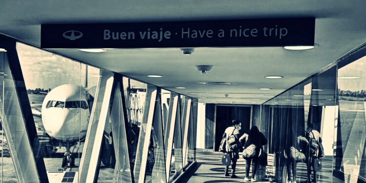 FAEVyT y el nuevo impuesto al dólar en Argentina: "Esta medida dificulta más los viajes en avión a quienes lo hacen por necesidad, no solo por placer"