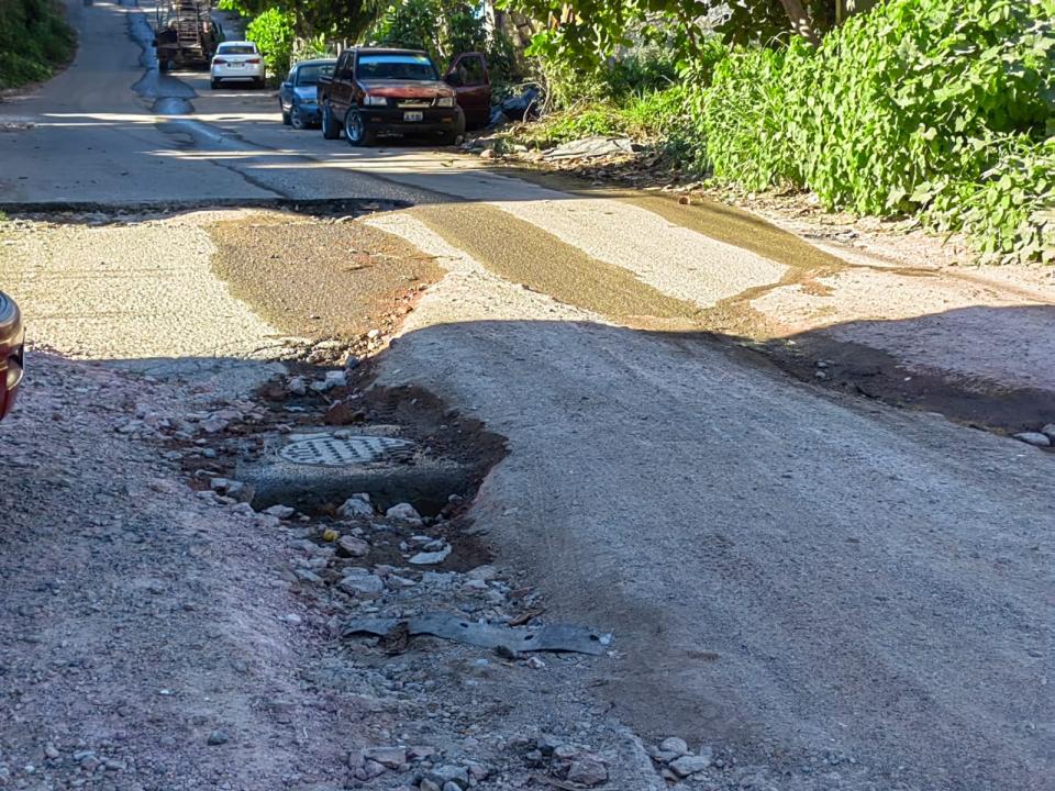 Falta de carril lateral ocasiona caos en crucero Las Juntas calle con bache en la coladera