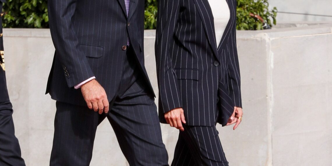 Felipe y Letizia inician su histórico viaje a Alemania trajes a juego y un toque germnico