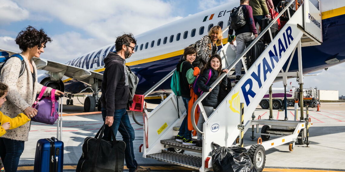 Pasajeros acceden a un avión en la pista del aeropuerto de Vitoria./igor martin
