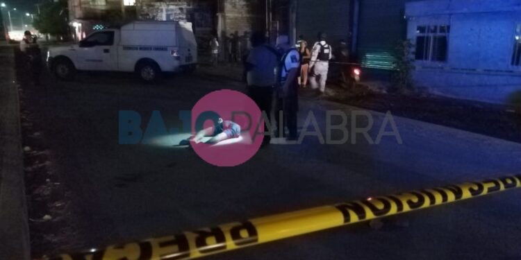 Hombres persiguen a un joven y lo balean en el Crucero de Cayaco, Acapulco