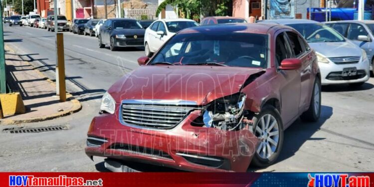 Hoy Tamaulipas - Distraido conductor causa encontronazo en Nuevo Laredo