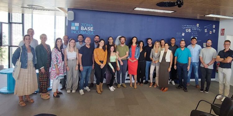 El delegado de Zona Franca de Cádiz y representantes de la Fundación Incyde y Telefónica, con los creadores y promotores de las nuevas 15 empresas de Incubazul. VIVA