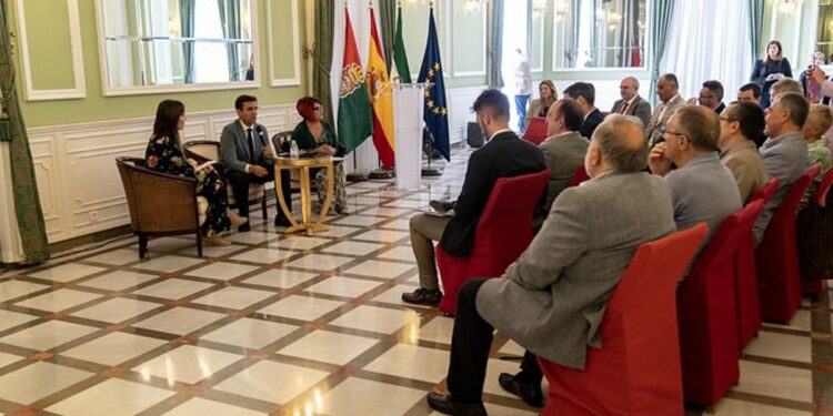 La FAMP apoya la constitución de una mesa de trabajo para evaluar la implantación de la tasa turística