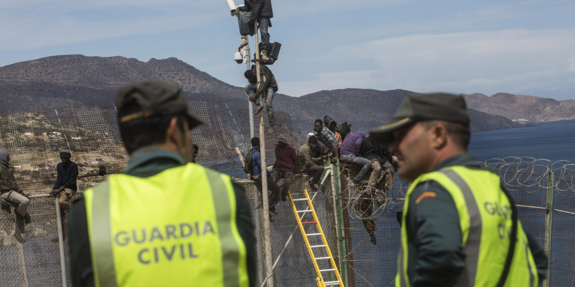 Dos guardias civiles en la valla de Melilla en uno de los intentos de asalto.