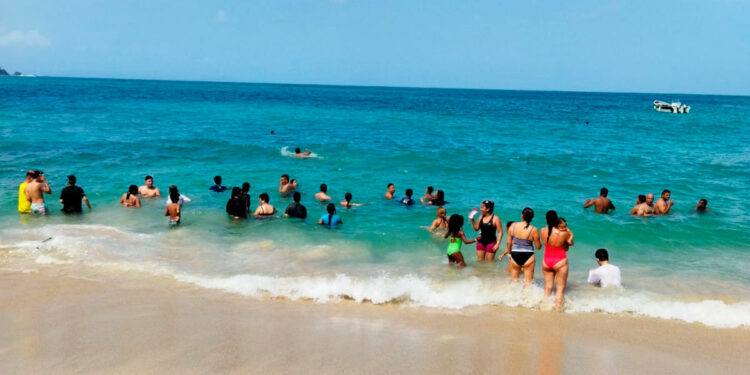 La Miel exótica por su naturaleza, gastronomía y su playa de agua turquesa