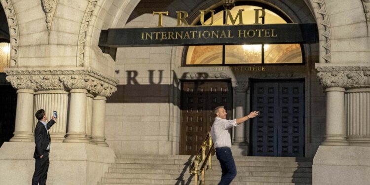 La Organización Trump cobró "tarifas exorbitantes" a agentes del Servicio Secreto | Noticias Univision Política