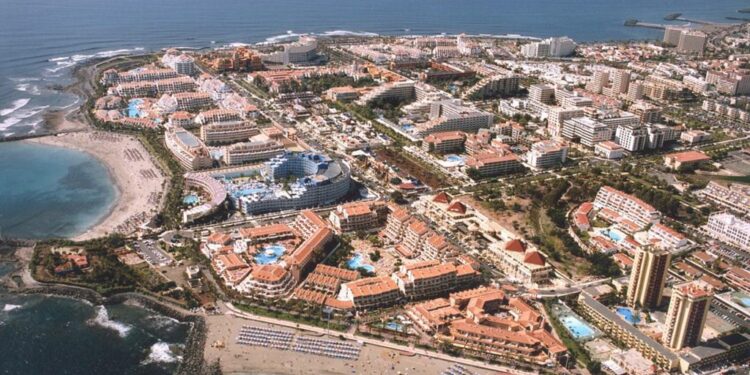 "Quitan las toallas": una turista cuenta lo que pasó con la reserva de hamacas en un hotel de Tenerife