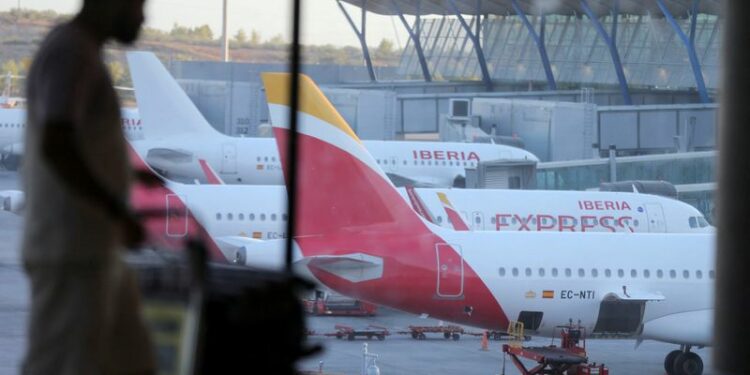 FOTO DE ARCHIVO. Aviones de Iberia en la pista del aeropuerto Adolfo Suárez Madrid-Barajas, en Madrid, España. 27 de agosto de 2022. REUTERS/Isabel Infantes
