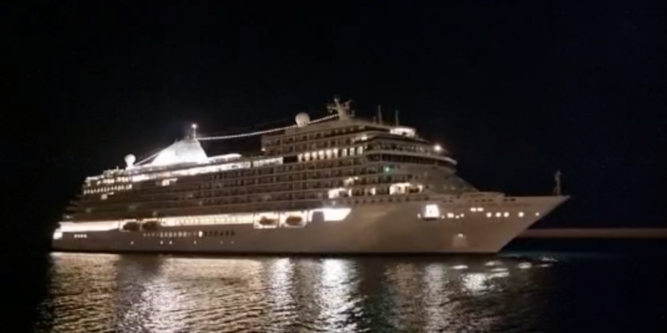 La temporada de otoño de cruceros en Almería se abre con el Seven Seas Splendor