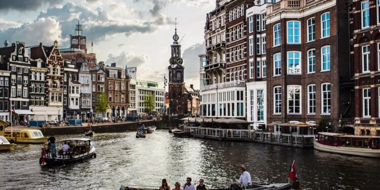 Lugares con canales más allá de Venecia. Ámsterdam