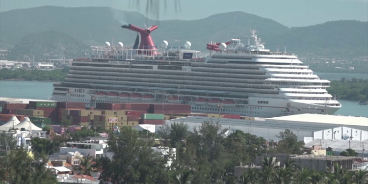 Llega a Mazatlán el crucero "Carnival Panorama" con 4 mil 619 pasajeros