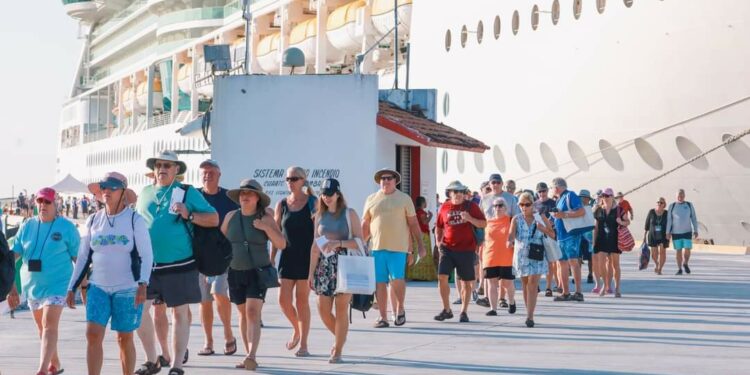 Llega cuarto crucero turístico a Huatulco