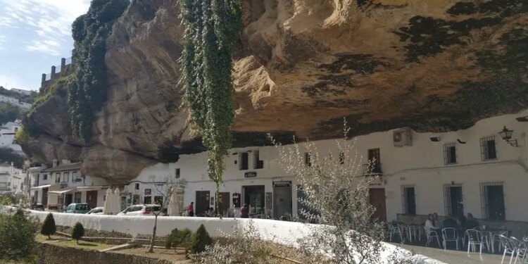 Setenil de las Bodegas, en Cádiz