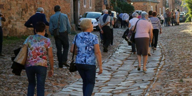 Los alojamientos adheridos al programa turístico del Imserso descienden y sube la demanda