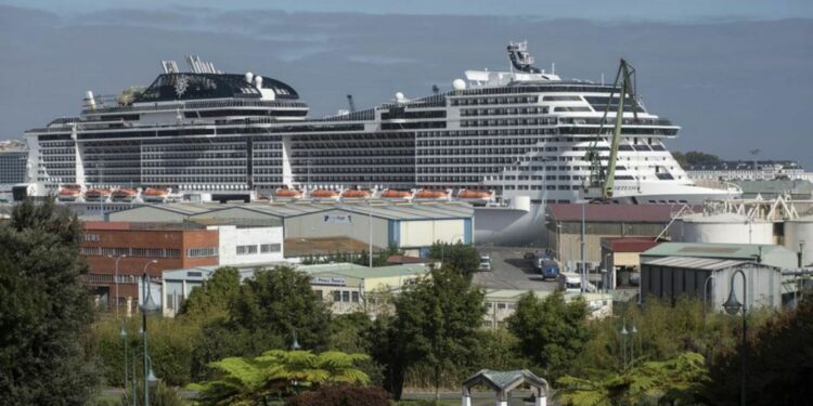 El ‘MSC Virtuosa’, en el muelle de San Diego.   | // CASTELEIRO/ROLLER AGENCIA
