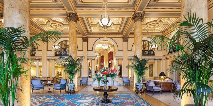 A dos cuadras de la Casa Blanca y el National Mall, este histórico hotel presentó una restauración de USD 18 millones en 2018, exactamente 200 años después de su apertura. La arquitectura combina los estilos federal e imperial; el vestíbulo adornado cuenta con espectaculares columnas de mármol, techos de bandejas con detalles que representan cada estado del país, exuberantes plantas e intrincados mosaicos de azulejos (The Willard InterContinental)