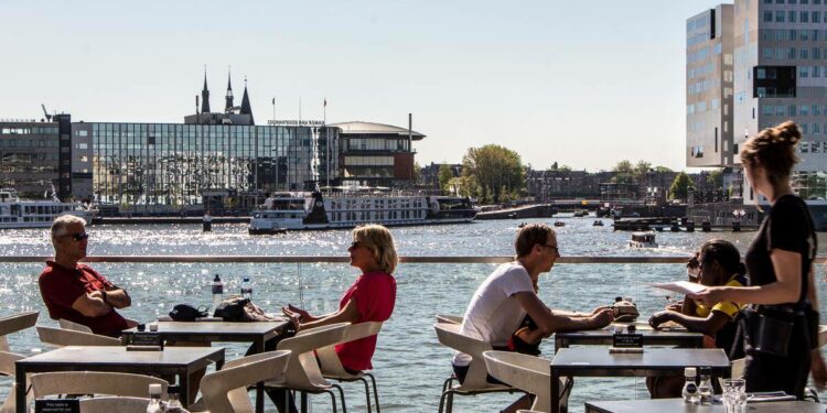 Una terraza al sol en Amsterdam [(c)Foto: @avistu]