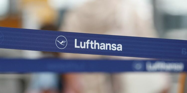 FOTO DE ARCHIVO: El logotipo de Lufthansa en el aeropuerto de Múnich, Alemania, 27 de julio de 2022. REUTERS/Michaela Rehle