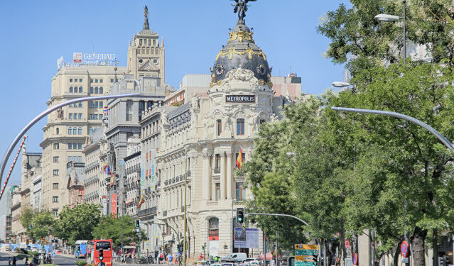 Archivo - Calle Alcalá en su confluencia con la Gran Vía de Madrid.
