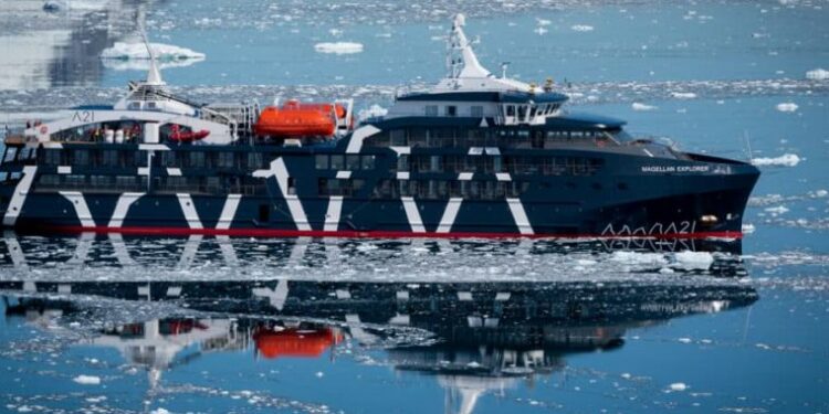 El crucero partió el miércoles desde Punta Arenas hacia Falklands con cien pasajeros, donde según informa la empresa embarcará a más pasajeros.