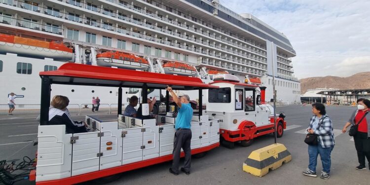 Más de un millar de turistas estadounidenses hacen escala con el crucero 'Riviera' en el Puerto de Almería