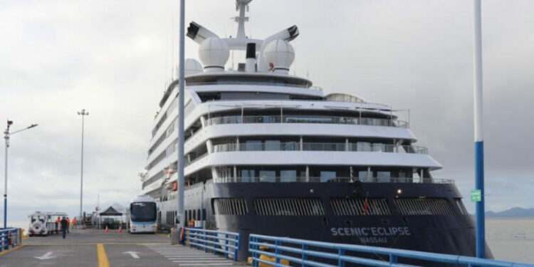 Mega yate anclado en Quepos da inicio a temporada de cruceros de expedición y lujo