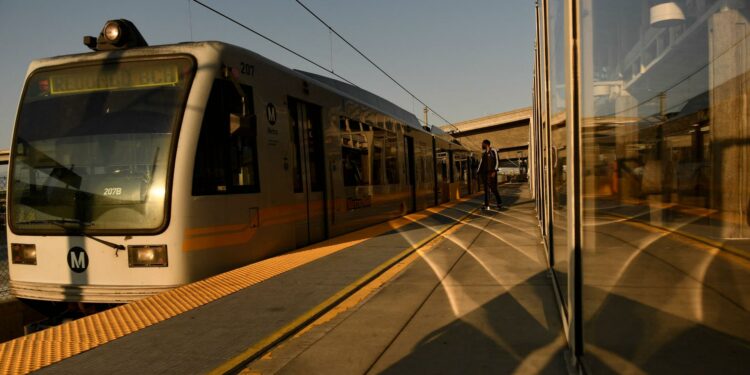 Metro ofrece viajes gratis por el Día del Aire Limpio: buscan disminuir el uso de vehículos particulares | Video | Univision 34 Los Angeles KMEX