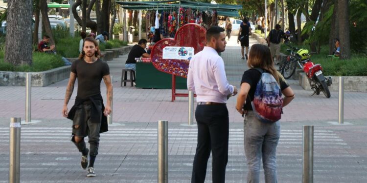 Multas de hasta mil 400 a quien invada pasos peatonales en cruceros