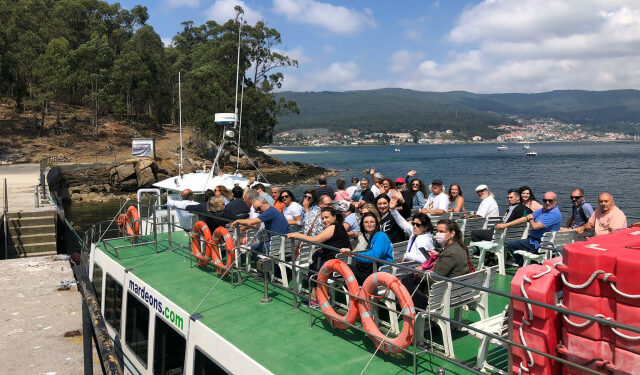 Imagen de visitantes a las islas del Parque Nacional de las Islas Atlánticas.
