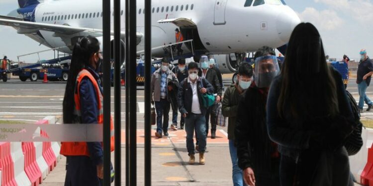 Peruanos quieren salir como sea del país a fin de año