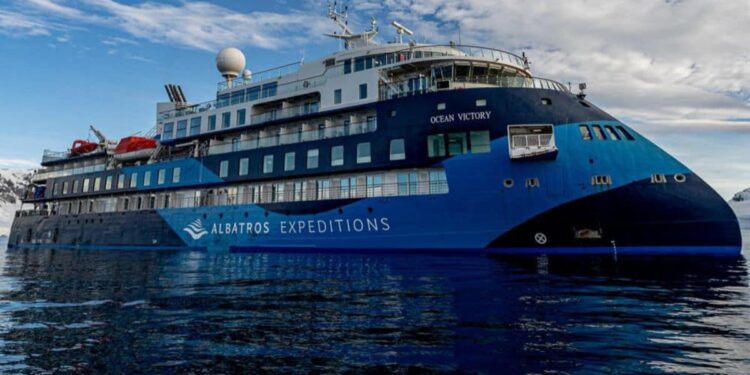 Playas del Coco recibe crucero de expedición con alto compromiso ambiental