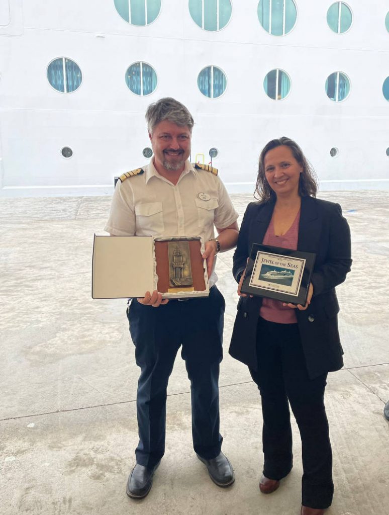 El capitán del “Jewel of the Seas”, Michael Rolf Lindberg, recibió la metopa de primera escala de manos de Núria Obiols, responsable de Operaciones del puerto de Tarragona