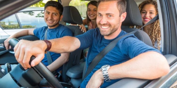 Dos hombres y dos mujeres compartiendo coche