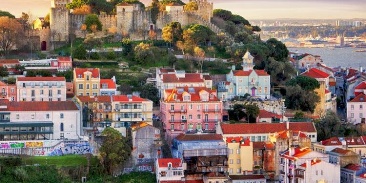 Lisboa es la capital costera y montañosa de Portugal. Desde el castillo de San Jorge, la vista abarca los edificios de colores en la ciudad antigua.