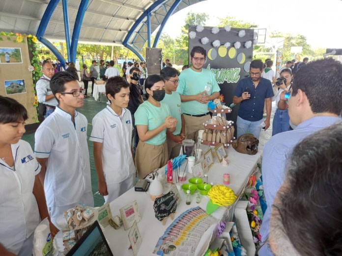 Presentan estudiantes propuestas de agencias de viajes