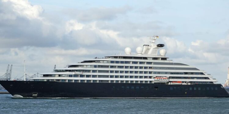 Primer yate seis estrellas del mundo inaugura temporada de cruceros en Quepos