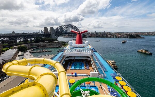 Puerto de Sydney ve salir primer crucero de Carnival con pasajeros en tres años
