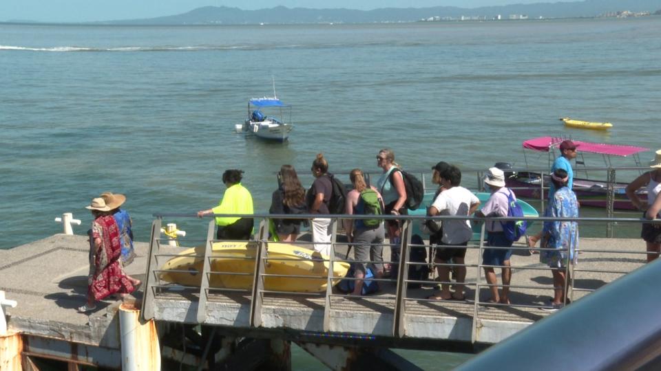 turistas esperando lancha