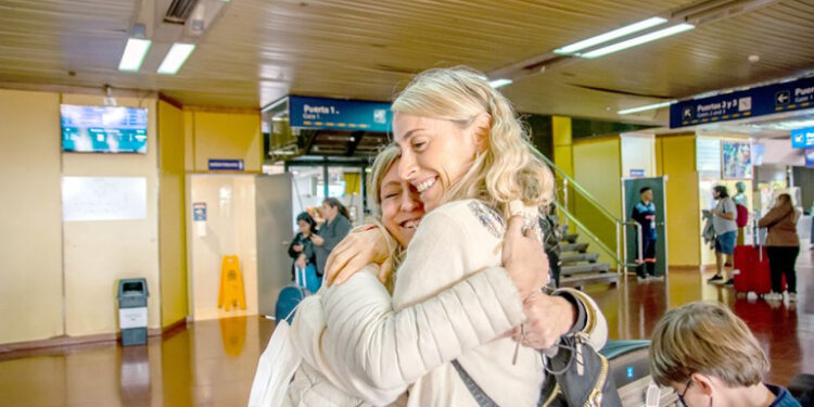 Reencuentros familiares, la postal del primer aterrizaje a la capital