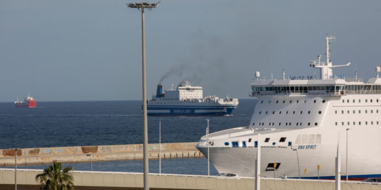 Dos cruceros en la terminal de cruceros del Puerto de Barcelona, visto desde el Puente de la Puerta de Europa / EP