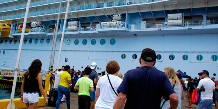 Roatán atrae 84 barcos y cruceros en temporada alta
