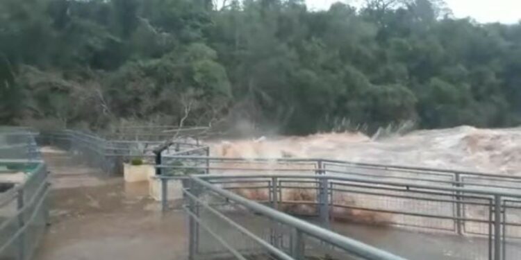 Suspendieron la visita turística en las Cataratas por la crecida de los ríos Iguazú y Uruguay | Crónica